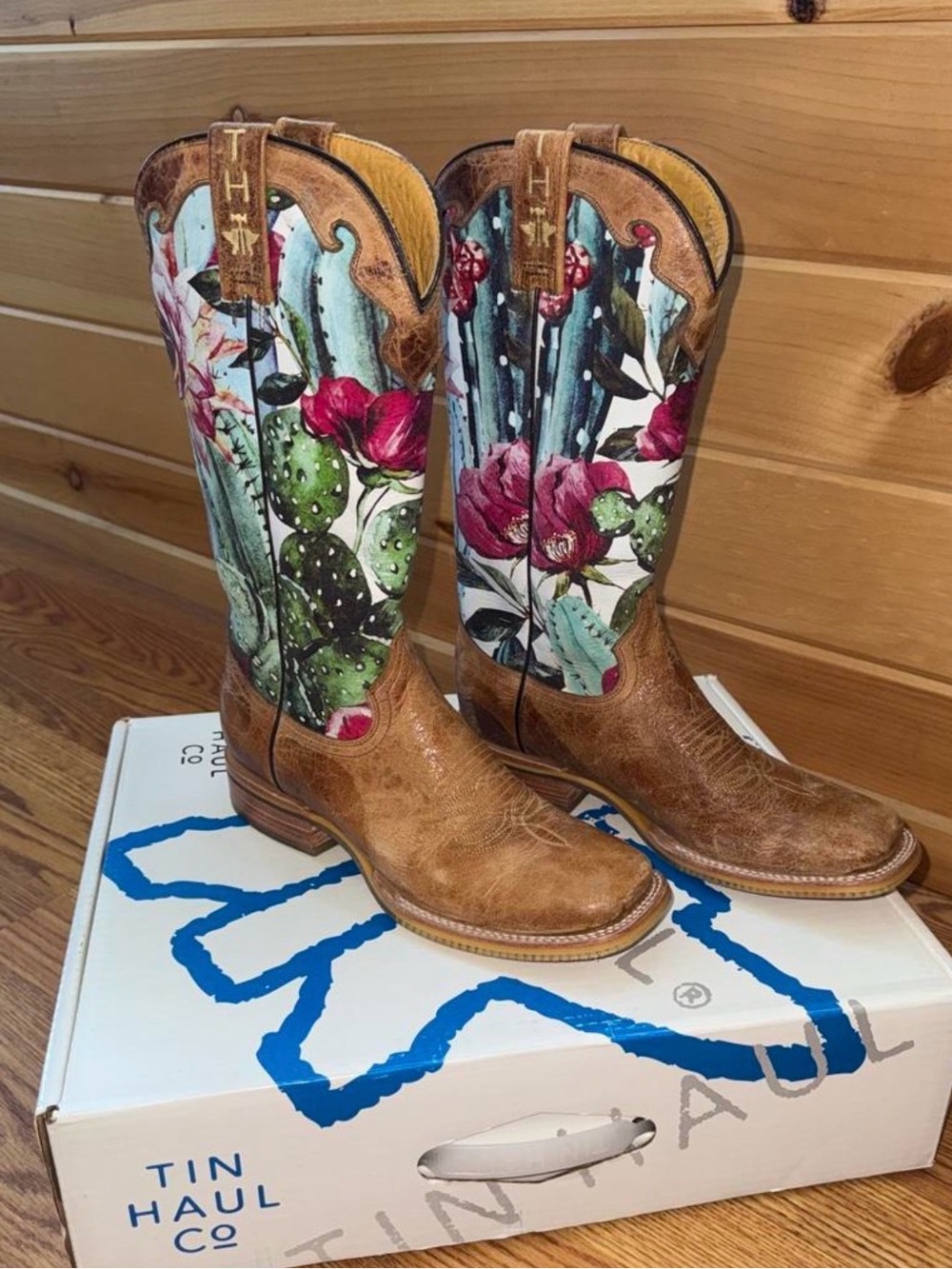 Tin Haul women’s 8.5 Cactilicious “looking sharp” sole. Western toe squared boot